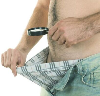 Un home examina o seu pene e quere agrandalo