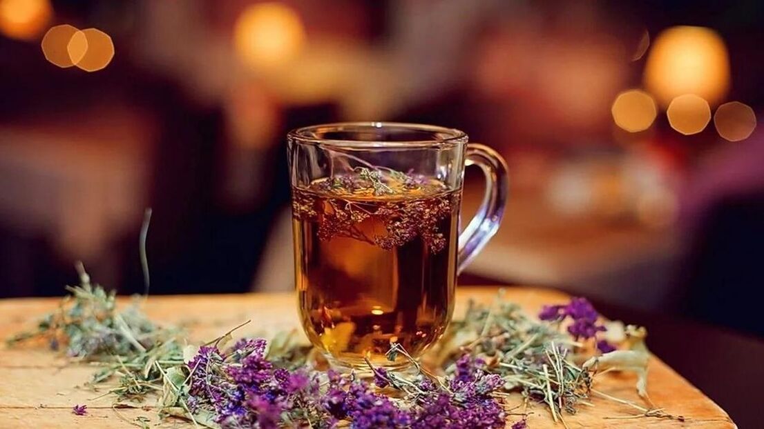 Unha decocção de té curativo de fireweed protexe un home da inflamación